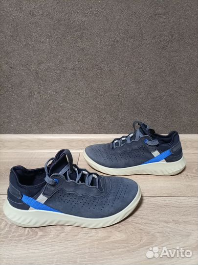 На доставке.Кроссовки Ecco 37-38