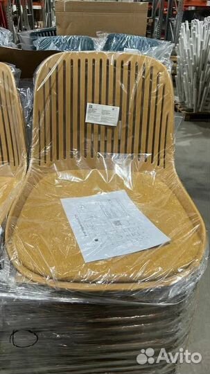 Стулья из литого пластика с подушкой