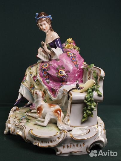 Фарфоровая статуэтка 