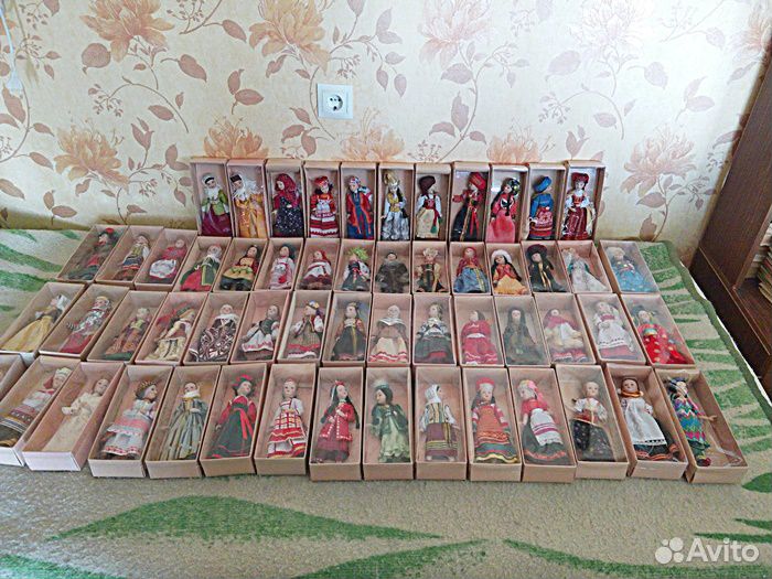 Фарфоровые куклы в народных костюмах (55 шт)