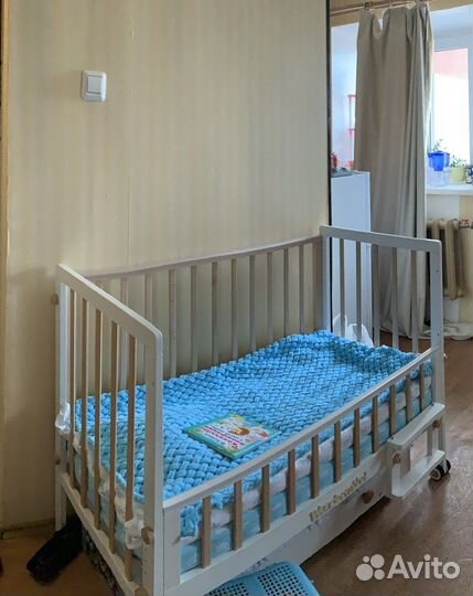 Детская кроватка с маятником и ящиком