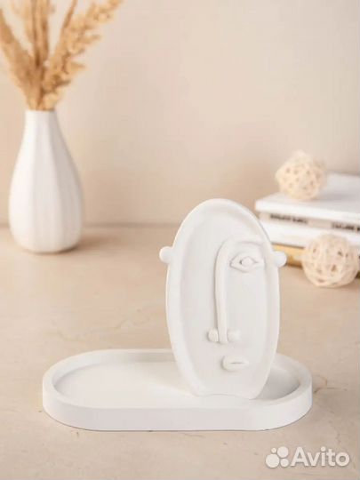 Статуэтка с лицом на подносе новая