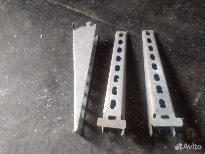 Металлический кронштейн для полок