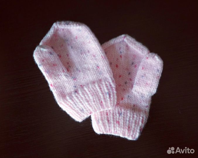Детские вязаные носки и варежки