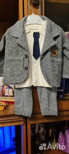 Продам теплый костюмчик тройка на 6 месяцев