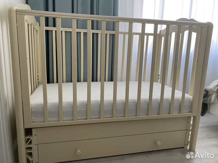 Детская кроватка с маятником