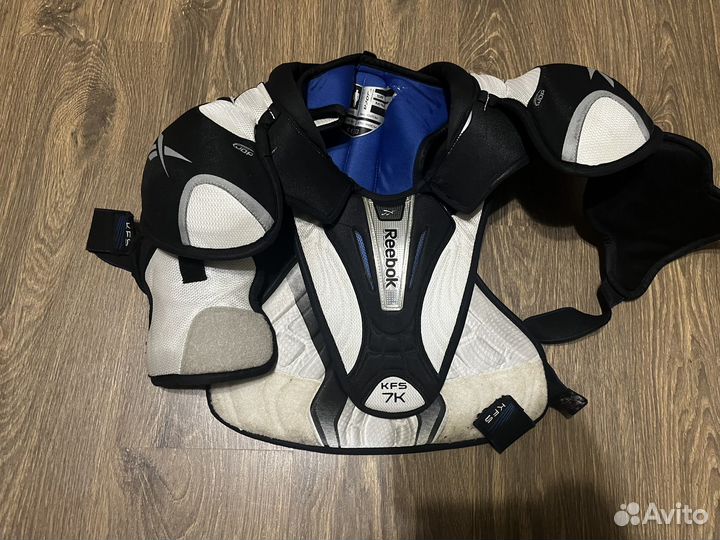 Нагрудник хоккейный reebok