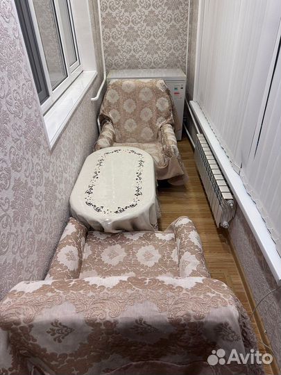 Кресло и столик