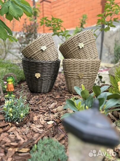 Кашпо из искусственного ротанга