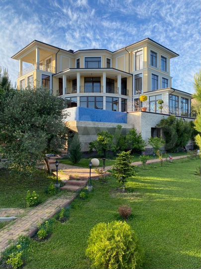 Дом 1200 м² на участке 30 сот.