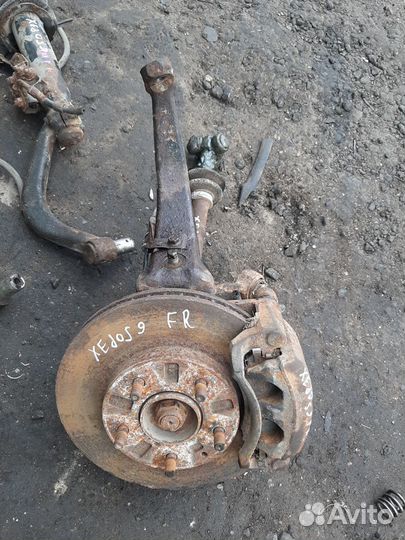 Поворотный кулак правый Mazda Xedos 9