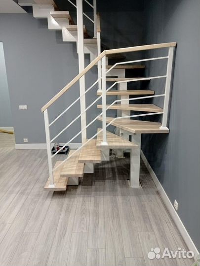 Лестница с площадкой на второй этаж