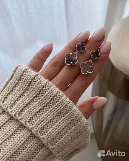 Серьги в стиле van cleef серые