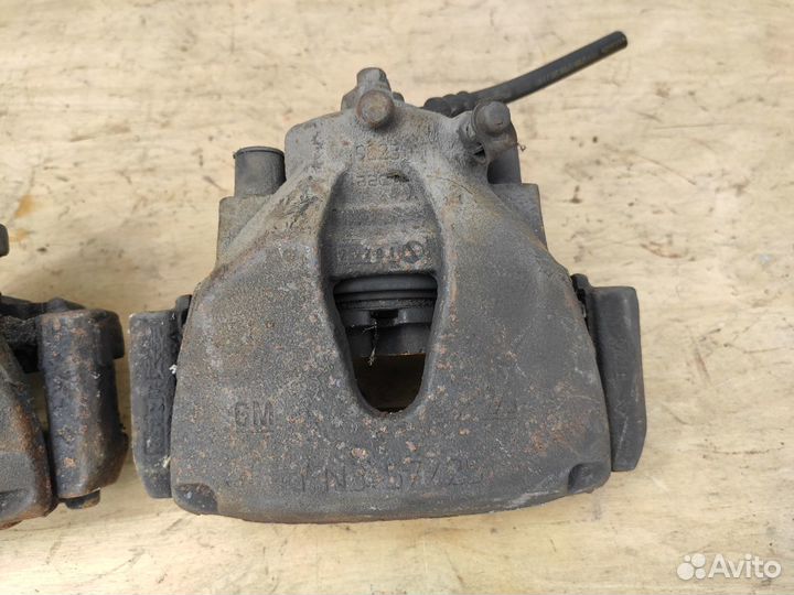 Суппорт тормозной передний на Opel Meriva A