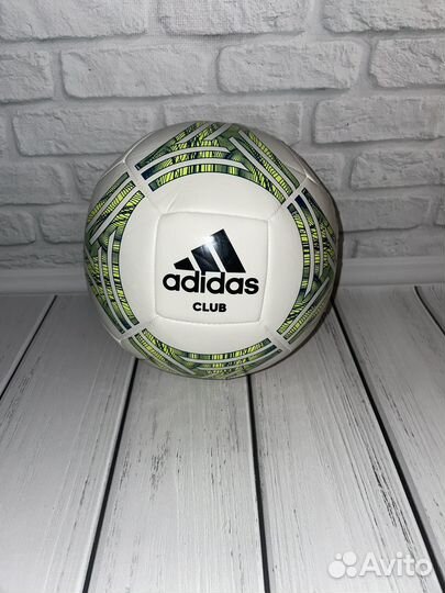 Футбольный мяч adidas
