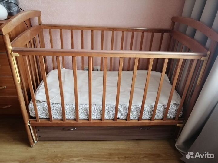 Детская кроватка с маятником и ящиком