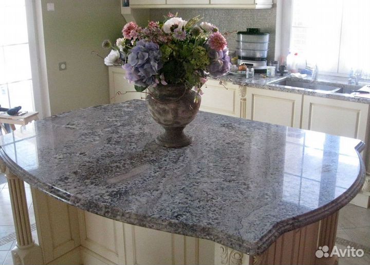 Яркий ресепшн из гранита Титаниум Голд