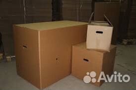 Большая коробка вещей нуждающимся на доставку