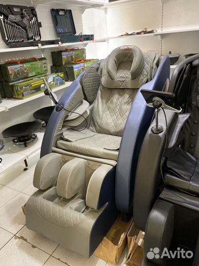 Массажное кресло серое