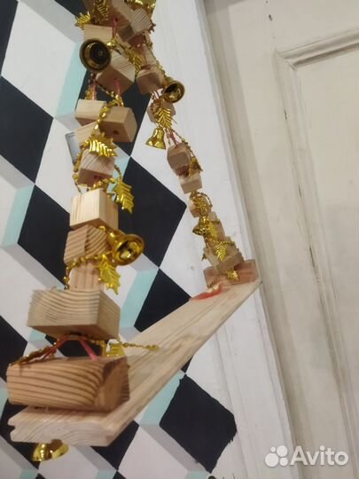 Присада для попугая с игрушками