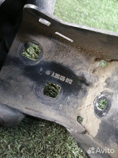 Крепление радиатора левое Mercedes-Benz E-Class