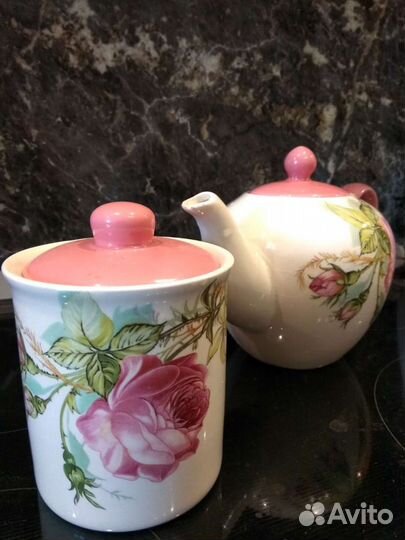 Заварочный чайник и сахарница