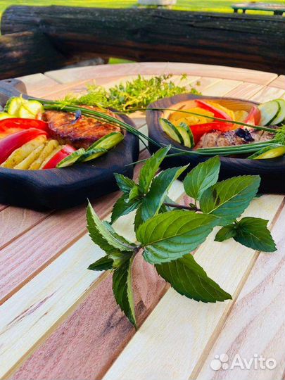 Тарелка из массива натурального кедра для подачи