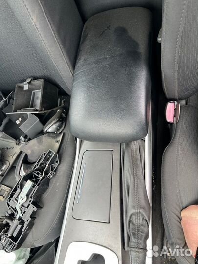 Подлокотник Renault Latitude L70A M4R735 2010