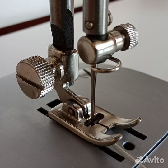 Швейная машинка Чайка 142м