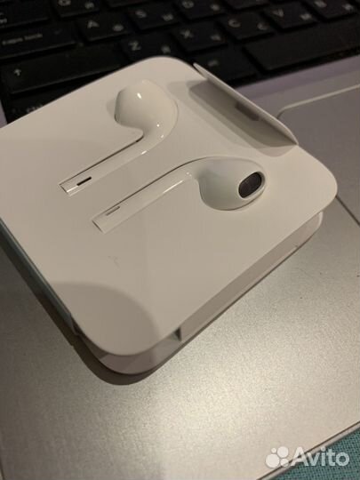 Гарнитура Apple EarPods с коннектором Lightning