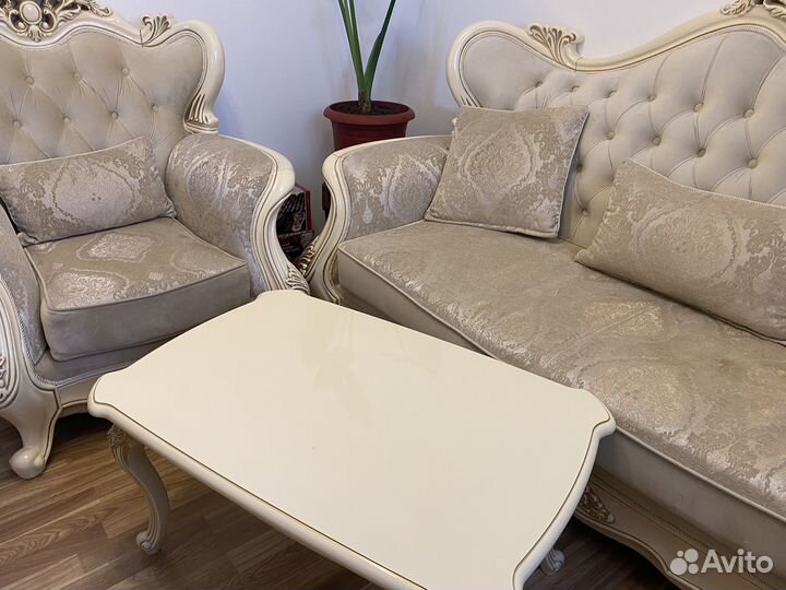 Диван и два кресла, журнальный столик