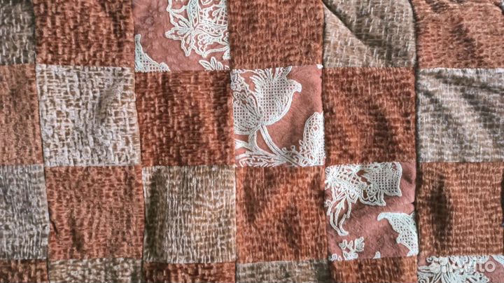 Два покрывала и отрез ткани