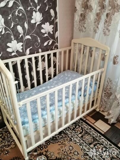 Детская кроватка с поперечным маятником