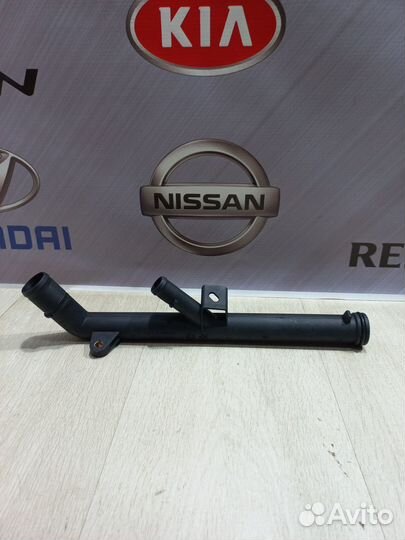 Патрубок на блоке Nissan almera G15