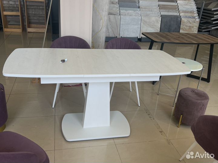 Стол стулья и пуф