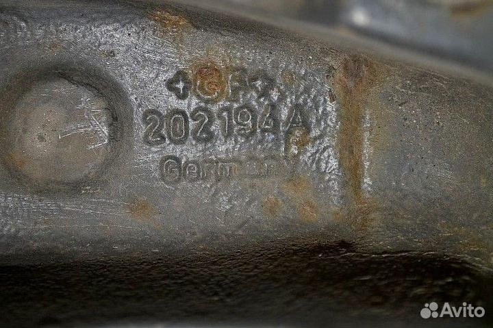 Кронштейн пневмобаллона ведущего моста, левый volv