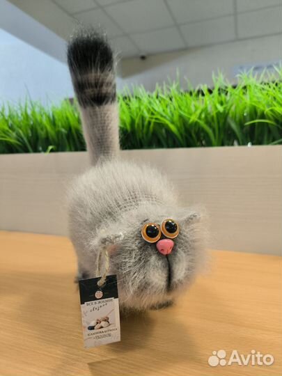 Вязаный пушистый кот