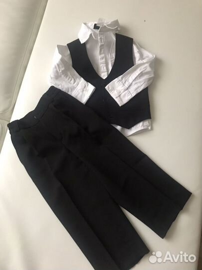 Брюки, жилет, сорочка, галстук