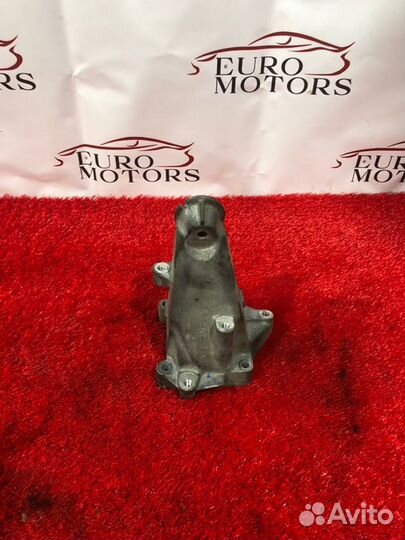 Кронштейн двигателя Mercedes-Benz C-Class W204