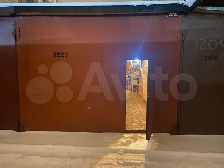 Гараж, > 30 м²