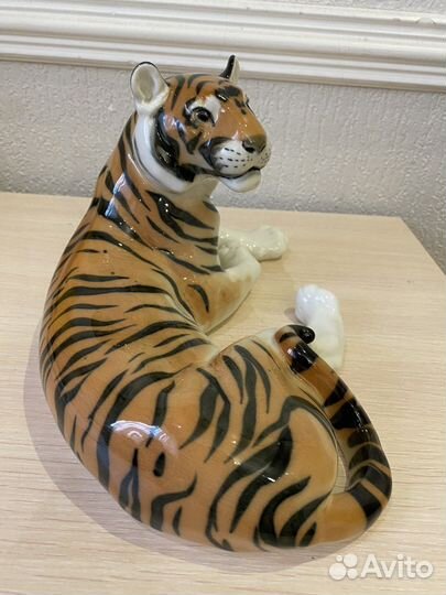 Фарфоровая статуэтка тигр