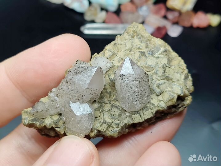 Аметистовидный кварц на гранате. Бор