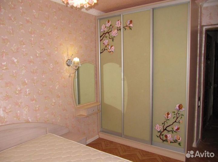 Зеркальный шкаф