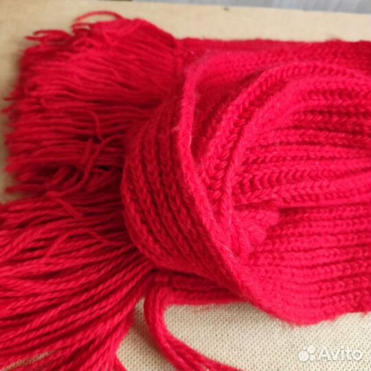 Шарф красный вязанный