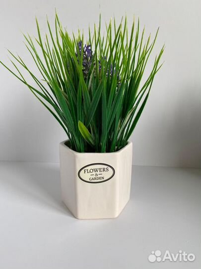 Искусственные цветы в горшках