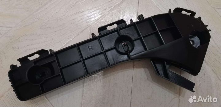 Lexus LX570 рестайлинг кронштейн бампера правый