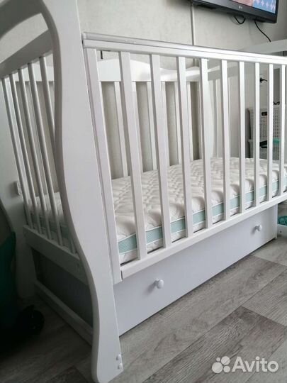 Детская кроватка с маятником и ящиком