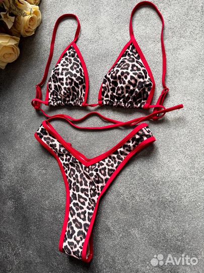 Стильные и яркие купальники