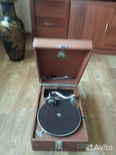 Патефон с пластинками