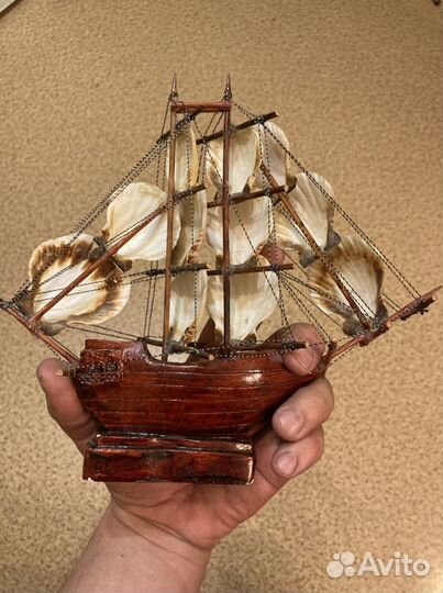 Деревянный корабль с ракушками